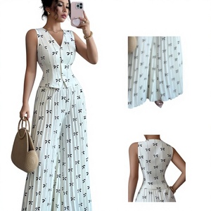 Completo coordinato due pezzi da <span class=keywords><strong>donna</strong></span> bianco e nero con stampa a fiocco: gilet senza maniche con scollo a V e bottoni e pantaloni a gamba larga a vita alta plissettati – Outfit estivo - Product Image 1