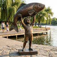 Statue de petit garçon tenant une carpe géante en bronze antique pour la décoration du pont d'un restaurant de marina, statue en bronze