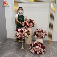 Boule de fleurs artificielles en soie rouge et rose lisse, arrangement floral rouge et rose pour les tables de mariage
