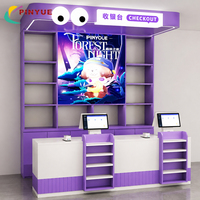 Comptoir de caisse moderne violet et blanc avec étagères de présentation multi-niveaux, affiche rétroéclairée et deux postes de point de vente pour les magasins de cadeaux