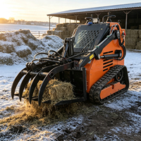 Mini-chargeuse compacte avec fourche à broussailles et grappin hydraulique pour la manutention des déchets de jardin