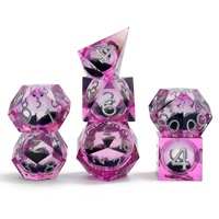Set Dadu Resin Inti Cair Polihedral DND dengan 7 Buah dan Kotak Hadiah Ramah Lingkungan yang Tahan Lama untuk Permainan Dungeons & Dragons