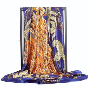 Lila und orangefarbener quadratischer Seidenschal mit abstrakter Kunst für Damenaccessoires - Product Image 1