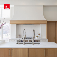 Meuble de cuisine sur mesure en chêne blanc à coupe rift, blanc givré, grain clair naturel, style Shaker fin, pour la décoration intérieure
