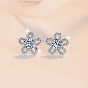Dropshipping lujo moda brillo Plata De Ley 925 Flor de plata esterlina ahueca hacia fuera 0.5ct Moissanite Stud pendientes para mujeres - Product Image 2