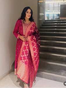 Prix de gros Vêtements traditionnels indiens et pakistanais Robe en soie chinnon pure Broderie lourde Manches élastiques Soirée Séchage rapide - Product Image 3