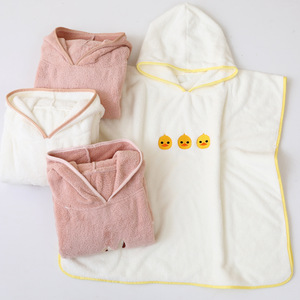 Peignoir de bain en <span class=keywords><strong>polaire</strong></span> corail pour enfants avec capuche, broderie de logo de dessin animé, idéal pour la plage et comme <span class=keywords><strong>poncho</strong></span> - Product Image 4