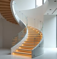 Escalier courbé intérieur sur mesure avec garde-corps en verre de sécurité
