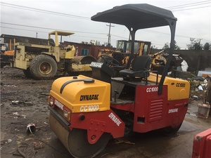 Rouleau vibratoire à double tambour Dynapac CC1000 utilisé pour les travaux de compactage sur sites étroits, voies cyclables, petites surfaces de stationnement, trottoirs - Product Image 3