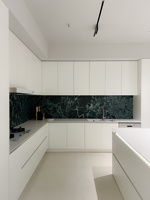Meubles de cuisine scandinaves mats personnalisés avec compartiment à déchets dissimulé pour la rénovation de cuisine de maison de vacances