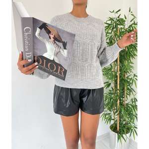 Suéter de Punto con Cuello de Lazo para Mujer, Estilo Coreano Informal, con Estampado de Logotipo en la Parte Delantera, Suave y Largo/Corto para la Temporada de Otoño - Product Image 1