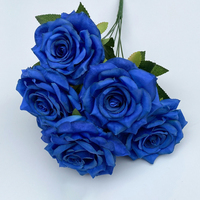 Günstige Kunstblumen zum Fabrikpreis 7-Köpfiger Künstlicher Rosenstrauß Seidenrosen-Bouquet für Hochzeitsdekoration