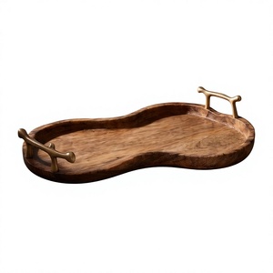 Tabla de servir artesanal de madera de mango con forma de riñón, bandeja decorativa con contorno esculpido y herrajes dorados - Product Image 1