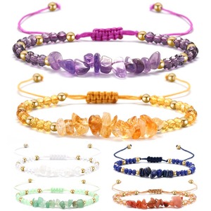 <span class=keywords><strong>Bracelet</strong></span> bohème fait main en cristal de guérison, copeaux de pierres précieuses irrégulières de 5 à 7 mm et perles rondes facettées de 3 mm, réglable avec un espaceur en boule dorée - Product Image 4