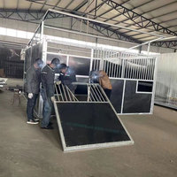 Box de stockage temporaire pour chevaux en acier galvanisé avec toit et portails grillagés pour clôtures de ferme