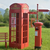 Cabines téléphoniques londoniennes blanches en 5 parties avec boîte aux lettres et chemin de fleurs artificielles pour décoration de mariage