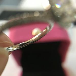 Anillo de Boda Elegante de Oro Blanco de 14k con Diamante Moissanita de 2ct en Corte Cojín con Efecto Hielo - Product Image 4