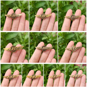 Broche en émail souple et dur personnalisée avec logo sur mesure, forme d'oiseau colombe, pièce unique, mignonne, kawaii, animal, anime, aile d'ange, pour chapeau, casquette, badge - Product Image 2