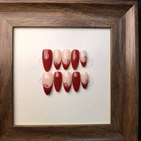 Art des ongles portable fait main, dessiné à la main, rouge français, forme d'ongle en amande cerise, haute qualité, réutilisable, vente en gros d'usine