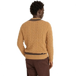 Pull en maille torsadée crème pour homme, col en V, bordure rayée, collection automne 2027 - Product Image 6