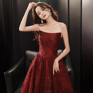 Vestido de noche elegante rojo vino para novia, compromiso, boda, reunión anual, estilo tubo, de la marca Toast Clothing. - Product Image 3