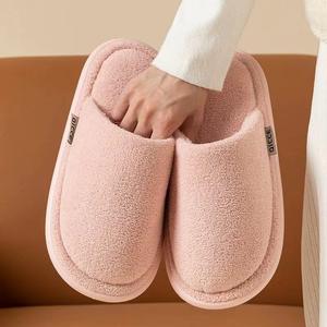 Pantoufles tendance pour femmes avec semelle en PVC, doublure en fausse fourrure courte, design élégant, qualité supérieure directement de l'usine - Product Image 2