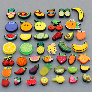 Vente en gros de chaussures en caoutchouc PVC de haute qualité personnalisées décorations accessoires alimentaires fruits fraise breloques pour chaussures - Product Image 1