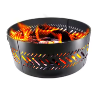 Bague de foyer en acier noir mat avec motif chevron à fentes inclinées et poignée, pour foyer extérieur en fer à bois