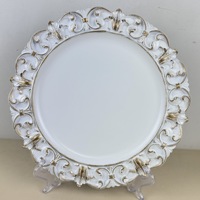 Assiettes de présentation rondes en acrylique style aristocrate marron foncé avec bordure ornée en relief 13 pouces Assiettes de service rétro baroque en plastique