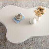 Table basse en bois de style minimaliste nordique, crème, en forme de nuage, design moderne et luxueux pour salon