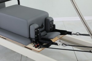 Reformer Pilates multifonctionnel avec tour, doté d'une barre de pieds robuste et d'un système de tour stable, idéal pour les studios de Pilates de prestige - Product Image 4