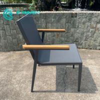 Chaise de salle à manger moderne minimaliste en aluminium léger avec accoudoirs en bois, écologique, résistante aux intempéries, empilable, pour extérieur et villa