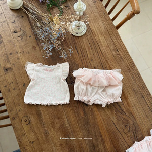 Completo estivo per bambina con gilet a balze effetto legno e pantaloncini, set due pezzi alla moda per bambine. - Product Image 3