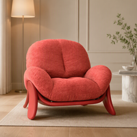 Fauteuil de détente moderne et écologique en tissu rouge avec coussin arrondi et cadre latéral incurvé