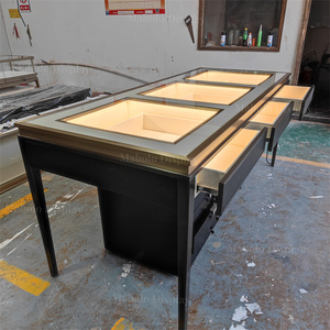 Vetrina Espositiva Museale Multi-Scomparto con Tre Scomparti, Piano in Vetro a Filo Tavolo, Illuminazione LED Silenziosa, Espositore da Banco per Orologi di Lusso - Product Image 3