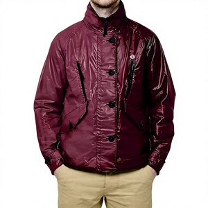 Chaqueta cortavientos con capucha para hombre, ligera, de poliéster y nailon, con cremallera, de capa suave, reactiva al calor y al agua, personalizable. - Product Image 1