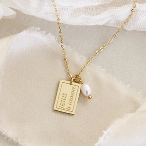 Collar con Colgante de Perla Personalizado, Grabado con la Escritura de Jesús es un Tesoro, de Mateo, en Acero Inoxidable, Joyería Cristiana, Regalo para Bautizo - Product Image 1