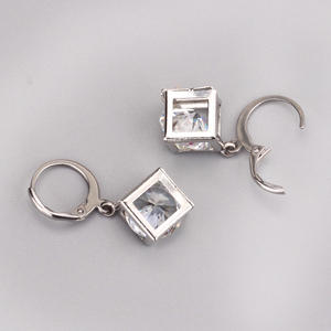 Nuevos Diseños de Aretes de Oro, Aretes de Clip de Acero Inoxidable Prismáticos, Joyería para Mujeres y Niñas - Product Image 5