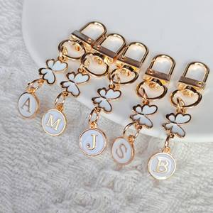 En gros exquis papillon lettre porte-clés pendentifs créatifs prénom lettres <span class=keywords><strong>voiture</strong></span> porte-clés casque sac décoration - Product Image 3
