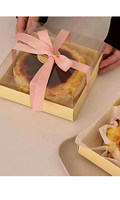 Boîte à gâteau roulé avec couvercle transparent en PET, affichant le contenu, avec base en carton personnalisée pour la présentation en magasin, emballage pour friandises et desserts pour animaux de compagnie.