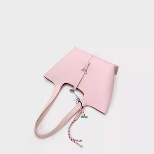 Nouveau <span class=keywords><strong>Sac</strong></span> Fourre-tout en Cuir de Vachette avec Deux Fermetures Éclair et Pompons, Grande Capacité, Portable, pour Femme, Collection Automne 2025 - Product Image 4