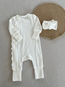 Body per Neonati Primaverile Personalizzato in Colori Neutri con Volant e Zip, Pigiama Intero in Maglia a Coste, Tutina per Bambini - Product Image 6