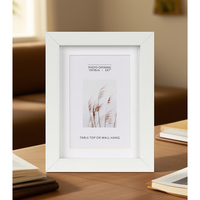 Cadre photo blanc classique fait main, élégant, en bois massif, de style minimaliste nordique moderne, de qualité supérieure.