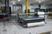 Machine d'emballage de matelas en mousse plastique semi-automatique NG-06R, entraînement pneumatique, vitesse d'emballage élevée, facile à utiliser, PLC