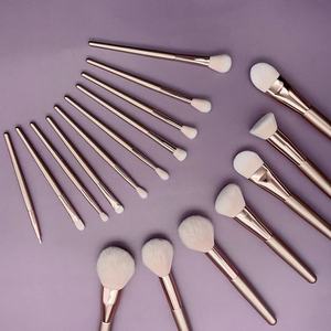 YRX Outils cosmétiques professionnels, ensemble de pinceaux de maquillage en poils synthétiques avec manche en bois rose doré, pinceaux de maquillage - Product Image 1