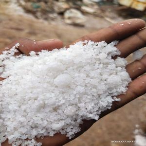 Sal industrial cristalina blanca para uso industrial diario en procesamiento de alimentos y unidades de producción, cristales de sal limpios y puros a granel - Product Image 6