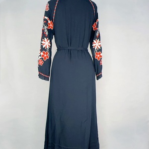 เดรสสไตล์เรโทรลายปักดอกไม้สไตล์ชนเผ่า งานปักหนาแน่น แขนยาว กระโปรงยาวปานกลาง ลายดอกไม้ - Product Image 3