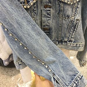 Jaqueta Feminina Jeans Azul Lavado com Coração Vazado nas Costas, Corrente de Strass e Franjas – Tendência da Moda - Product Image 5