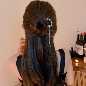 Élégante épingle à cheveux en alliage avec fleur blanche et pompon de perles, accessoire de coiffure pour femme de style chinois - Product Image 3