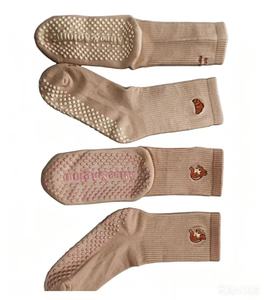 <span class=keywords><strong>Chaussettes</strong></span> de Pilates intérieures de haute qualité à bon prix avec logo personnalisé, faible MOQ, <span class=keywords><strong>chaussettes</strong></span> de sport antidérapantes en coton pour femmes, <span class=keywords><strong>chaussettes</strong></span> de yoga avec grip - Product Image 1